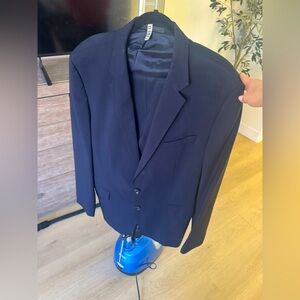 Hugo boss suit. Worn one time for a wedding. 38L. Navy color.